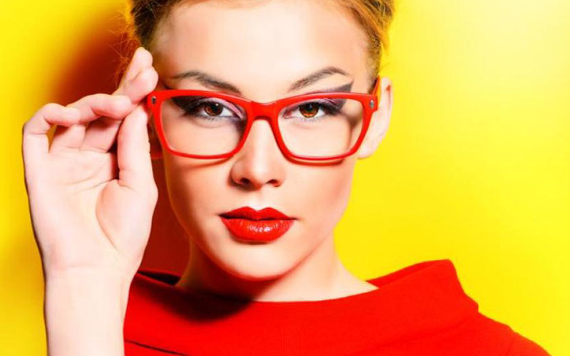 Clear Glasses: A Fashion Necessity
